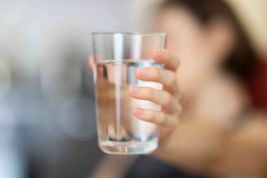 konsumsi air putih yang cukup merupakan solusi tidak mudah haus saat puasa\