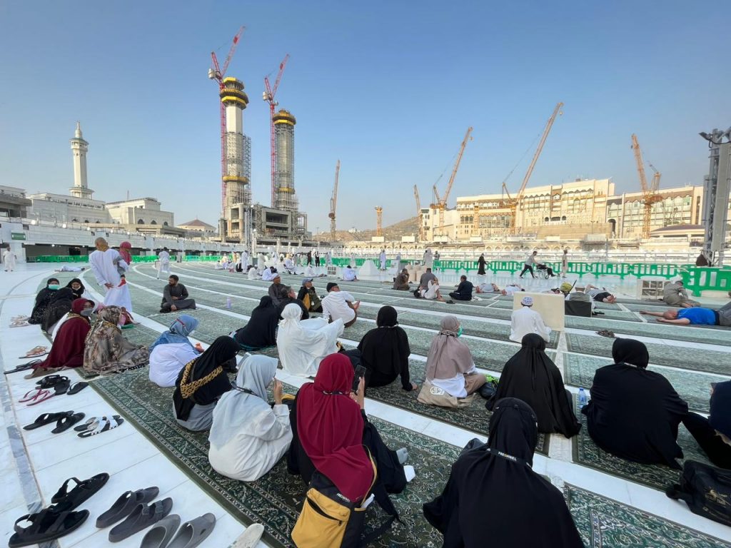 menikmati ngabuburit di sekitar Masjidi Haram sebagai bagian dari ramadhan di tanah suci